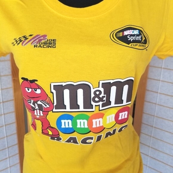 Peanut M&M's Fitted T-Shirt Authentic Nascar Yellow Size Medium Kyle Busch #18 - Picture 4 of 8